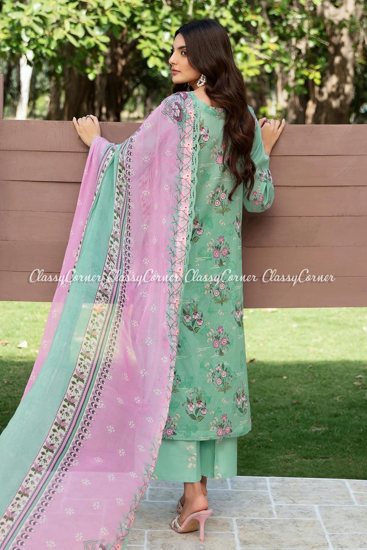 Latest Pakistani Lawn Suits 2024