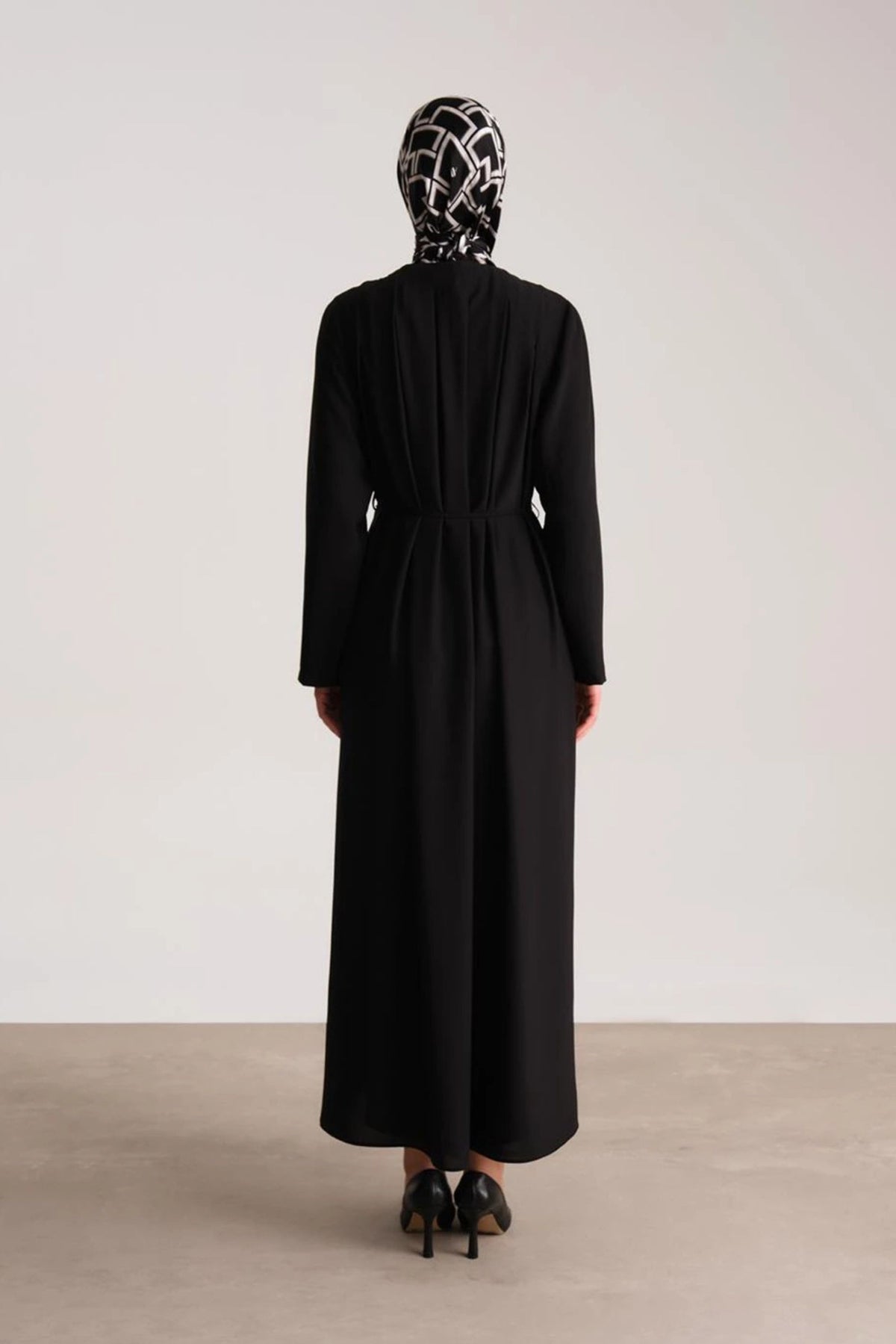 Black Double Buttoned Pleated Abaya