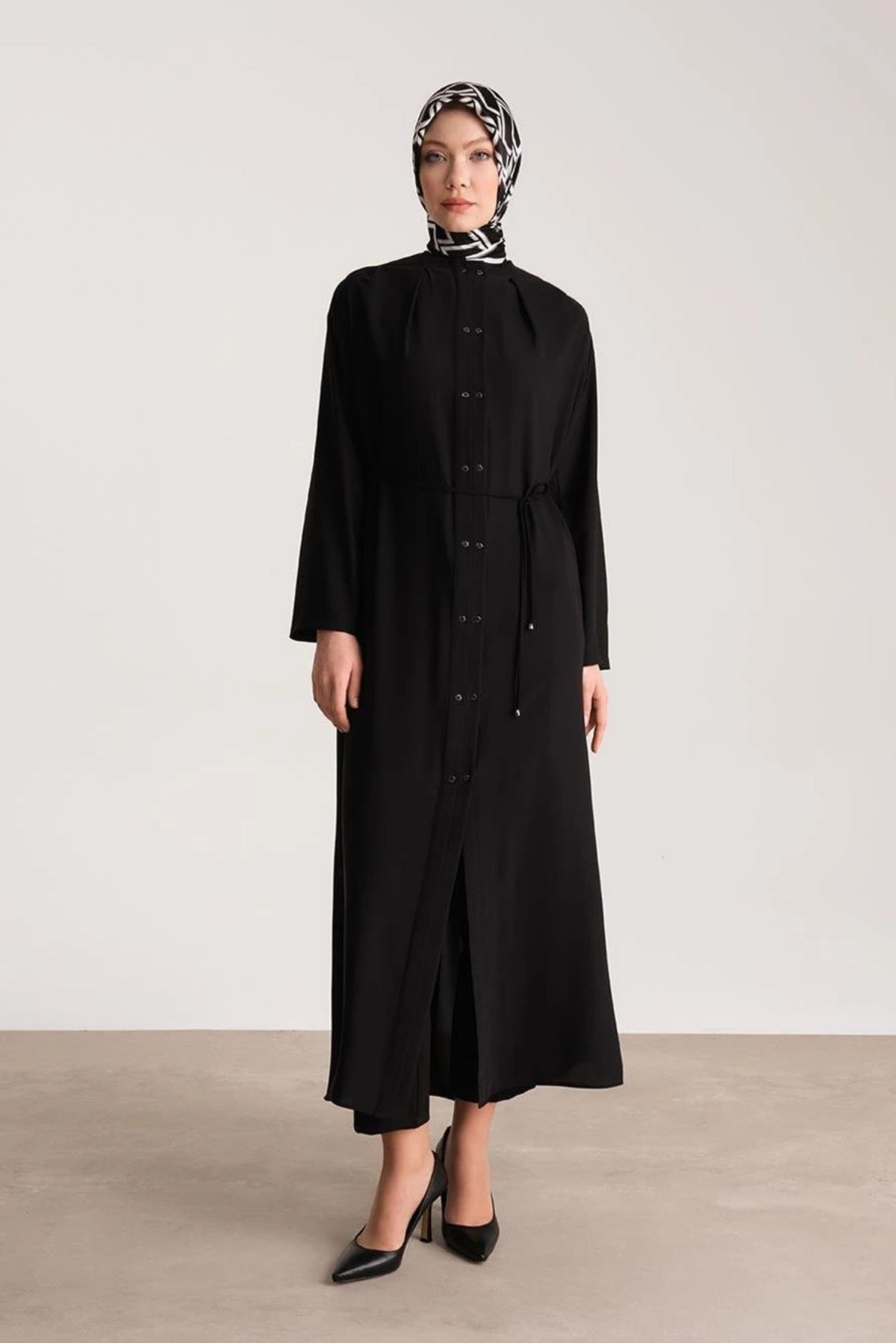 Black Double Buttoned Pleated Abaya