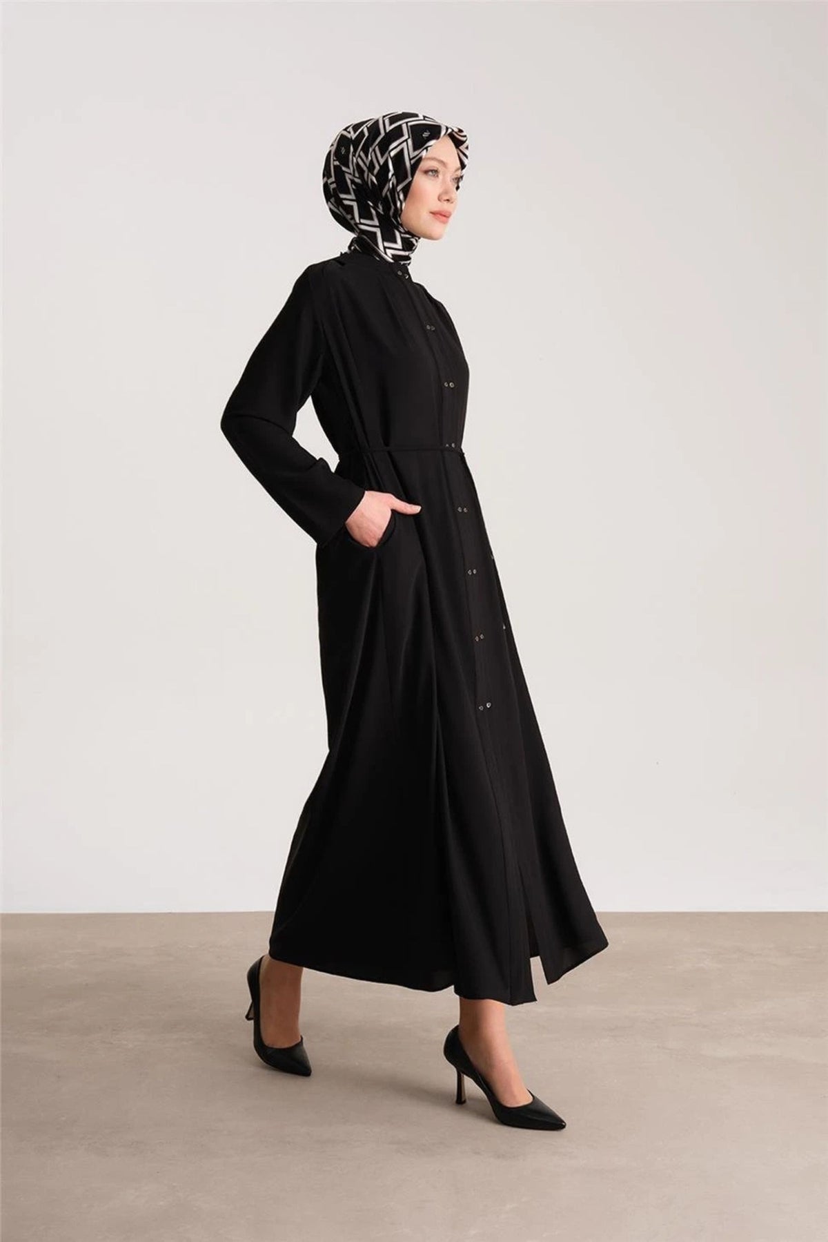 Black Double Buttoned Pleated Abaya