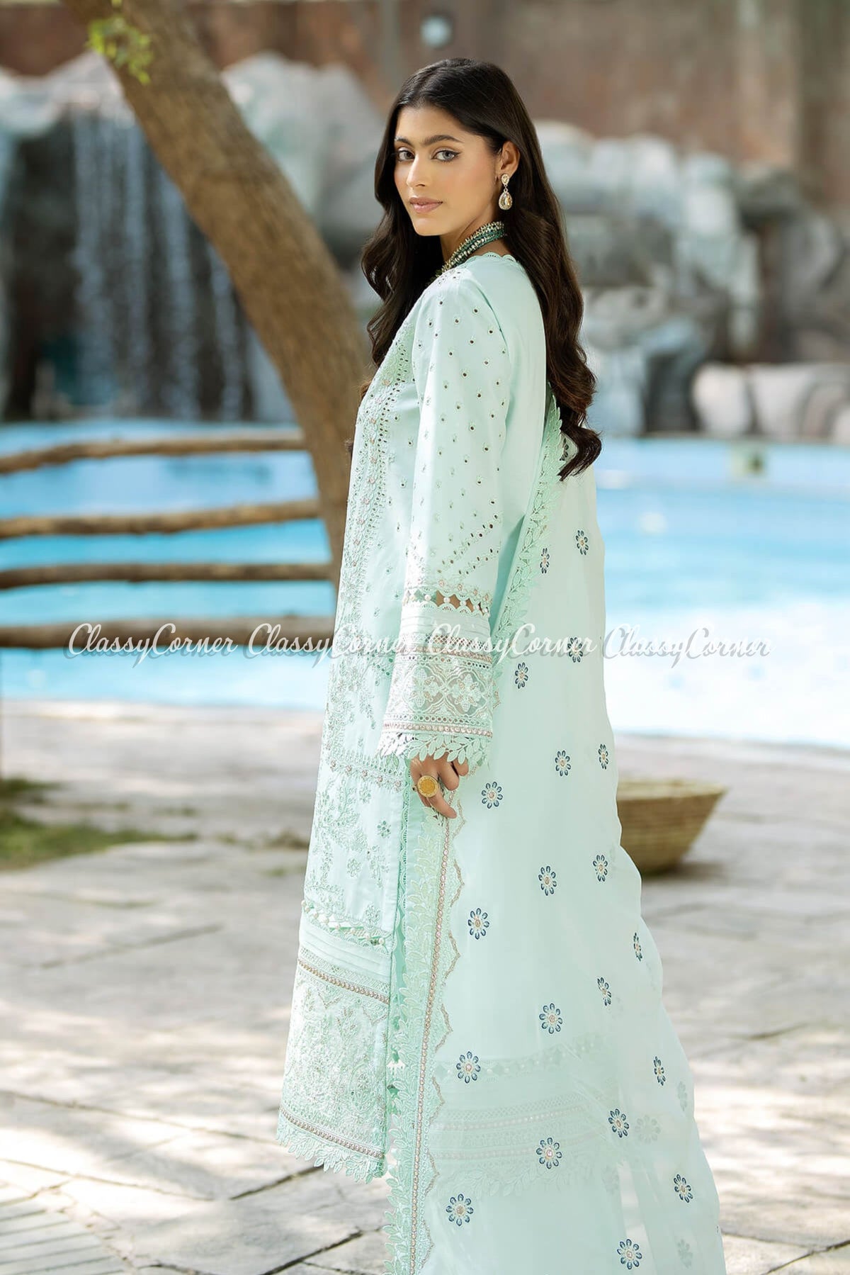 Latest Pakistani lawn Suits