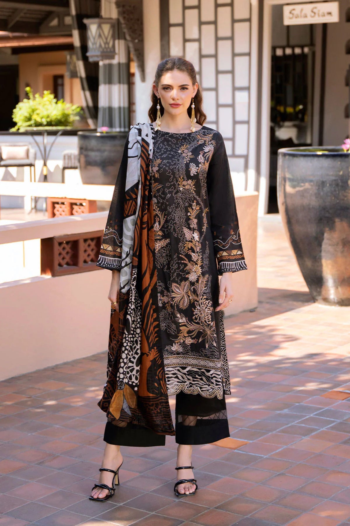 Guest Outfits To Attend Pakistani Function 