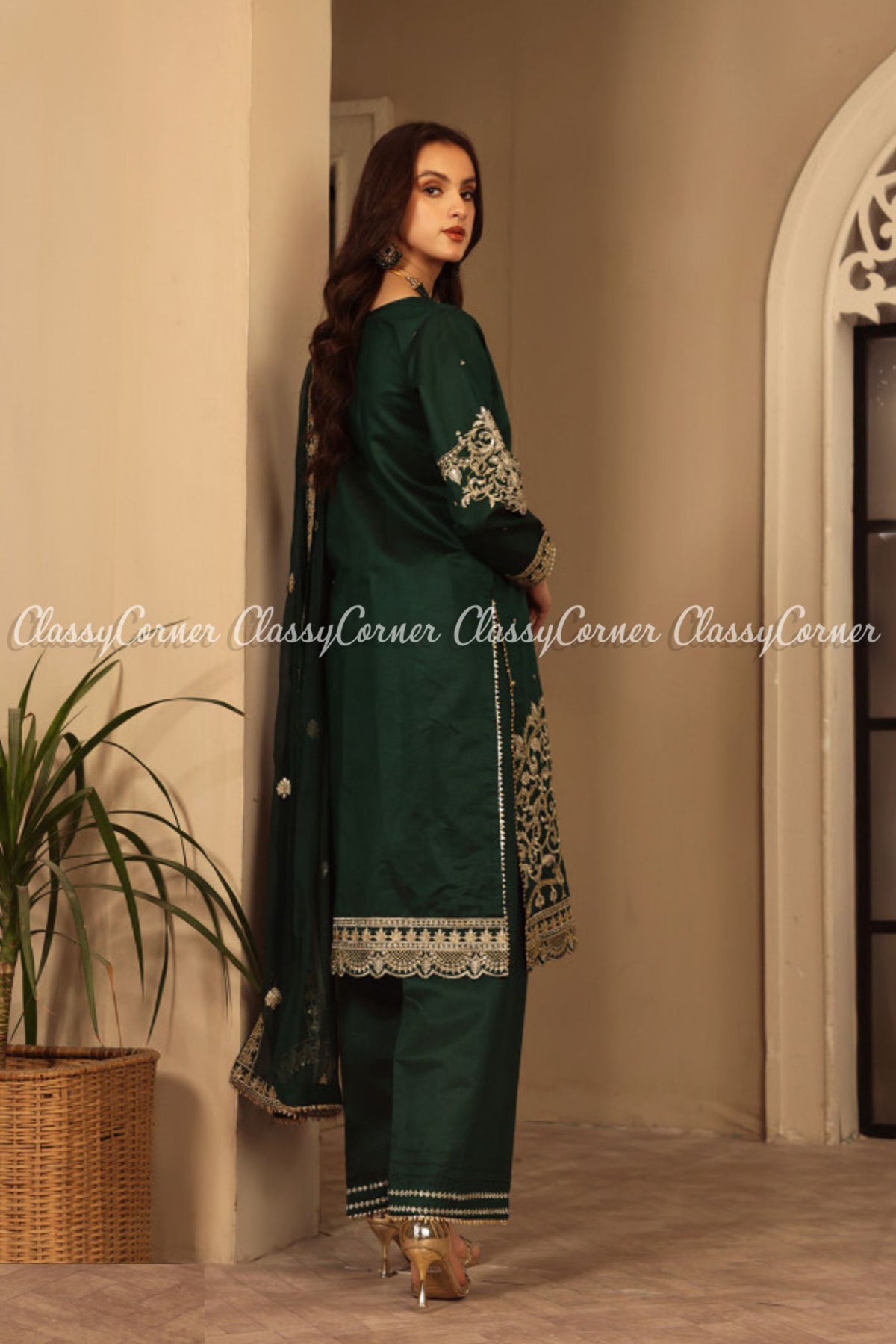 pakistani mehndi night outfit