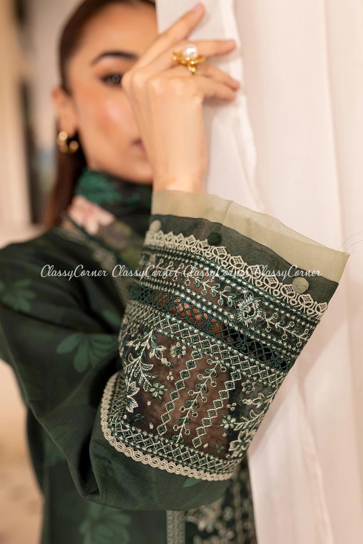 pakistani outfits for ladies