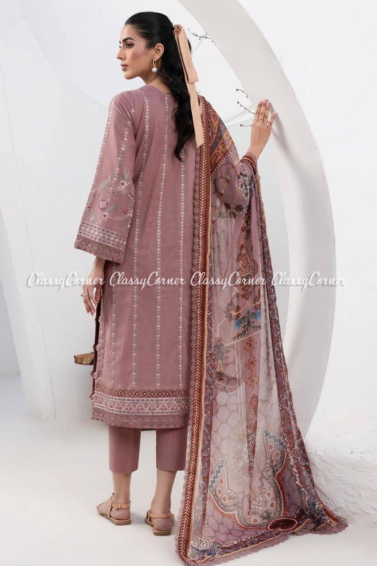 Pakistani Latest lawn Outfits 2024