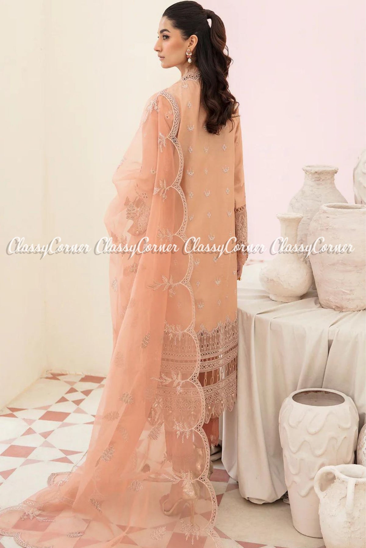 Traditional Pakistani wedding outfits 