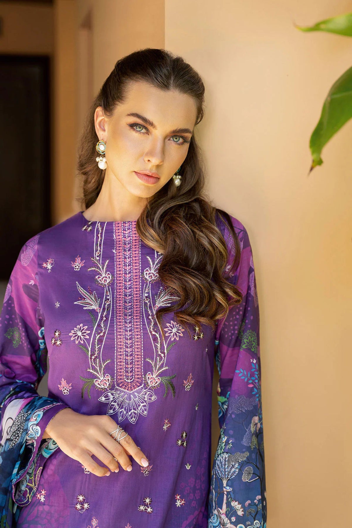 Pakistani Lawn Suits For Ladies 