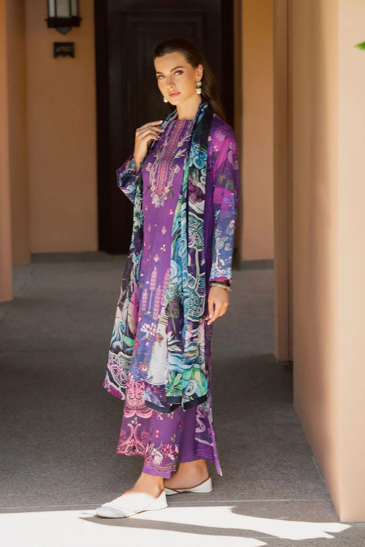 Pakistani Lawn Suits For Ladies 