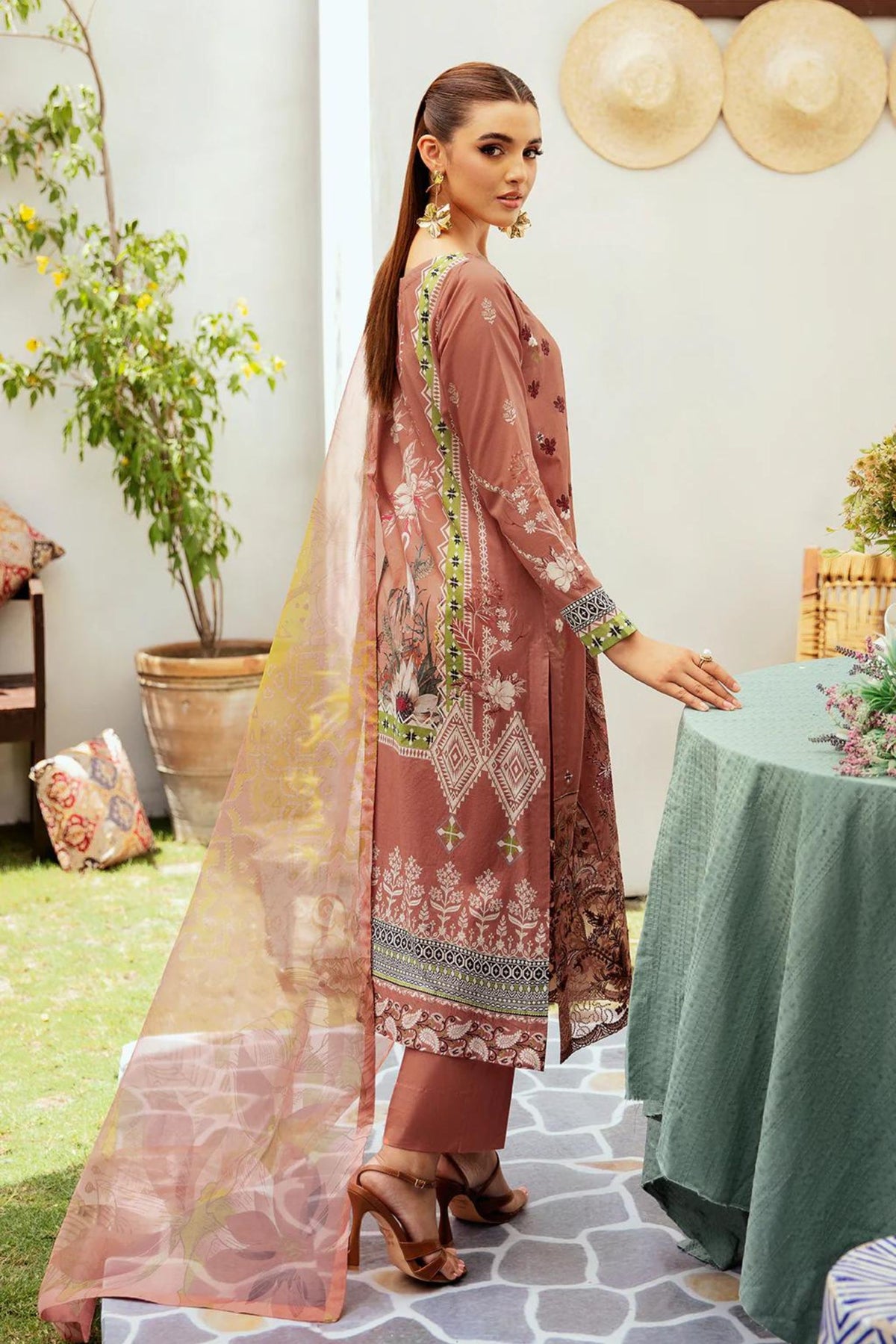 Traditional Pakistani Formal Wear Clothing